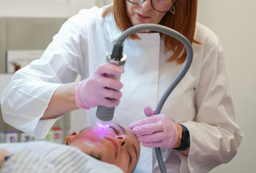 Huidverstrakking gezicht: soorten behandelingen en resultaat